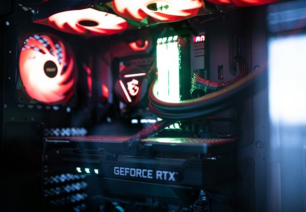Comment installer et configurer un système de refroidissement liquide pour une carte graphique Nvidia RTX ?