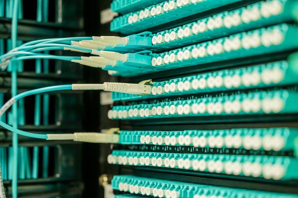 Fibre optique : définition, fonctionnement et avantages essentiels